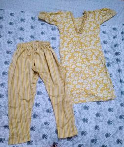 ♥️32 Size Kurta Set With Unique Neck And Sleeves