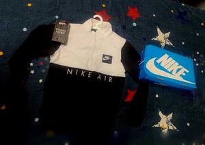 nike showroom jacket size( M)