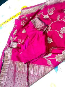 ✨ रॉयल बनारसी सिल्क साड़ी –🌸 गोल्डन ज़री बॉर्डर व