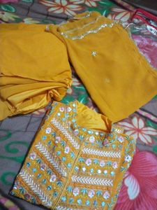 Discount ❣️☀️Yellow Beautiful Embroided Kurta Set