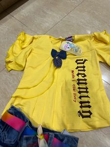 Girl&#39;s Outfit: Top &amp; Shorts