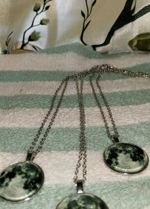 Elegant Round Pendant Necklace with Artistic Stone