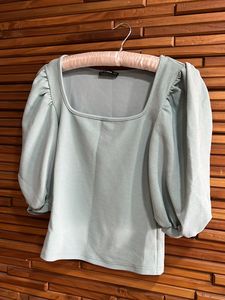 Very Pretty Balloon Sleeved Top