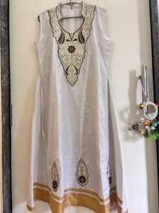 Elegant White &amp; Gold Embroidered Kurti