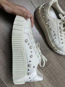 Casual white stud shoes