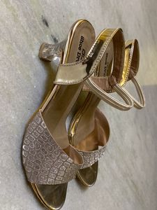 Golden Sparkling Heels😍