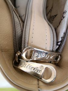 Elegant 👜 with 4 compartments n Spacious
