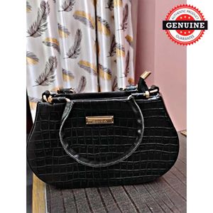 ALIZA Black Croc Textured Handbag with Strap
