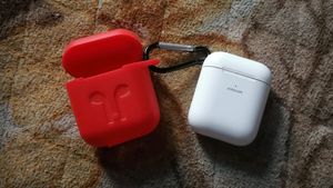 JOY ROOM jr-TO3 TWS bluetooth earbud wireless charging good conditiins.
