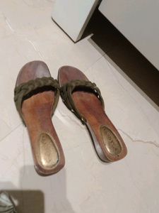 Wooden sandal With Green Velvet design