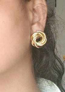 Chic Gold Swirl Stud Earrings