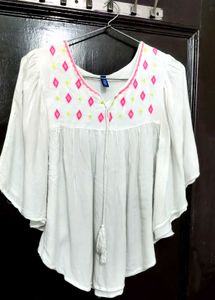 White Embroidered Top🌸💓