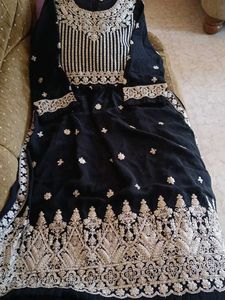Naira Cut With Diamond Work