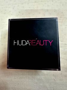 Huda Beauty Blonde Easy Bake Powder