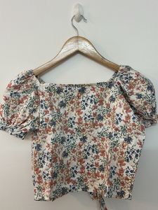 Cute White Crop Top With Flower Details