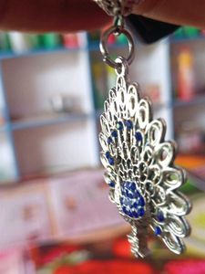 “This keychain is in the shape of a peacock, it i