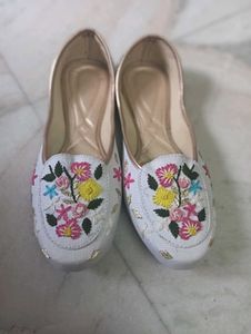 Floral woolen Jutti