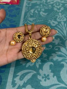 Ear Rings With Light Necklace Piece