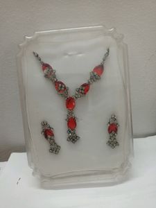 Scarlet Cut Glass Marvel Necklace With Earrings..1
