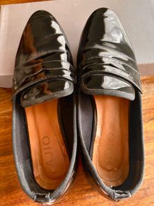black loafers in patent shiny leather