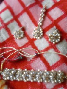 eautiful Golden Choker With Earings And Mnagtika?