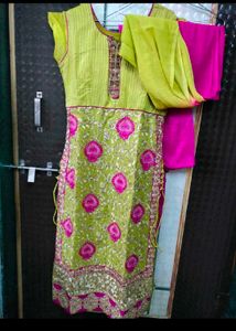 Women Straight Embroidary Suit Set