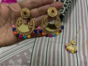 Beautiful ear rings with maang tikka