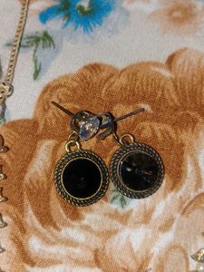 Set of 7 earrings and 1 necklace