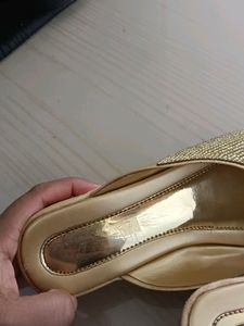 Free Gift :Wedding Chappal