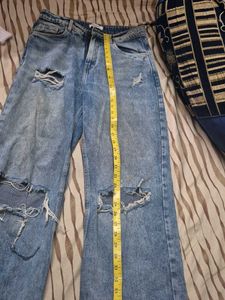 Ripped Jeans &amp; Tank Top