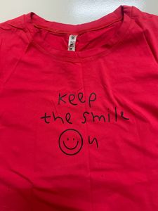 barely worn v cute red top 🍎