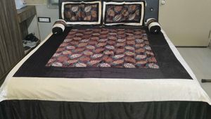 Beautiful 5 Piece Velvet Bedsheet With Pillow Cove