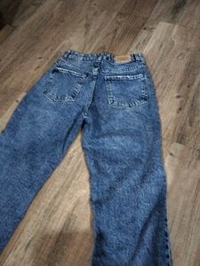 Knee Cut Women&#39;s Jean