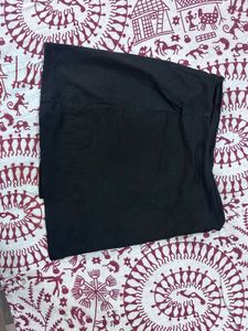 BLACK SKIRT WITH A SLIT