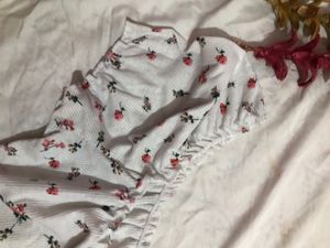 White Floral Crop Top 💖🎀