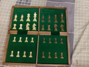 Full woden Chess magnetic with 2 extra queen