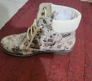 Valiosaa  Love Beige Floral Boots