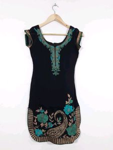 Women Black &amp; Green Embroidery Selwar Set