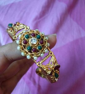 Elegant Gold-Toned Bangle