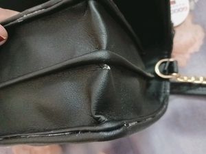 BLACK SLING BAG