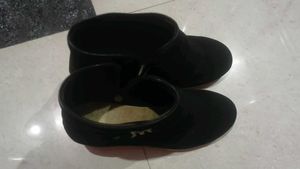 BLACK BOOTS