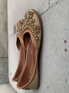 Very Beautiful Jutti