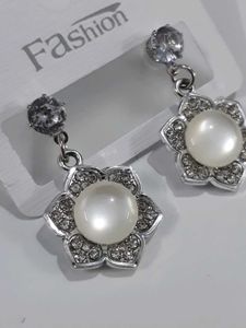 Pearl Flower Earrings-BRAND NEW