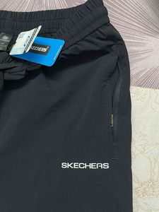 SKECHERS BLACK SOLID TRACK PANTS WITH 3 ZIP POCKET