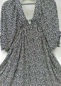 &#34;Stylish Black Floral Short Dress with V-Neck