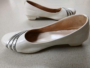 Elegant White Low-Heel Flats with Metallic Detail