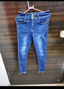 3 Button Ripped Jeans
