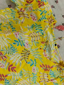 I Am Selling Yellow Printed Kurta Set