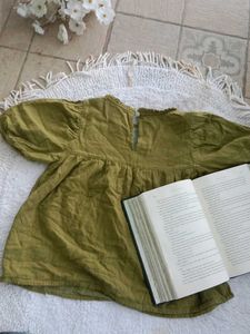 An olive-green kids&#39; top with puff sleeves