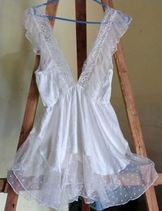 Feminen Short White Lingeri.
